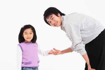 흰배경앞에서 웃고 있는 아시안 소녀와 남성