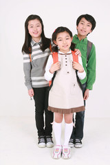 웃으며 서있는 아시안 어린이들