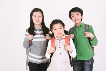 웃으며 서있는 아시안 어린이들