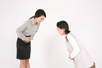 고개 숙여 인사하는 아시안 소녀와 여성