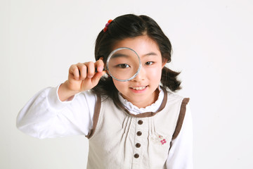 돋보기를 든 여자아이