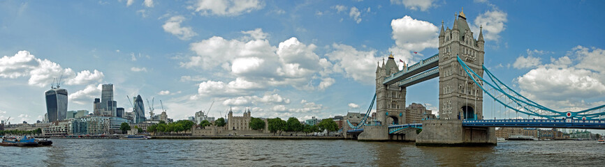 Fototapeta na wymiar Tower Bridge on River Thames and tower of London, UK
