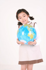 지구본을 든 여자아이