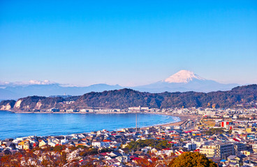 Naklejka premium 鎌倉の街並みと富士山