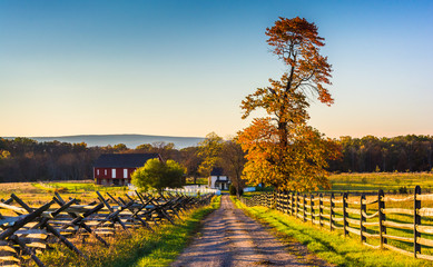 Dirt road to a farm and autumn colors in Gettysburg, Pennsylvani - obrazy, fototapety, plakaty