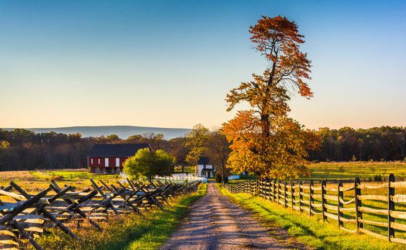 Dirt road to a farm and autumn colors in Gettysburg, Pennsylvani