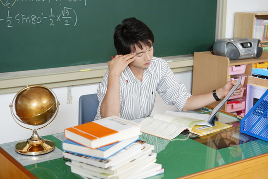 고등학교 교실 안 선생님