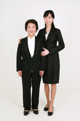 졸업식을 축하하는 3대 가족