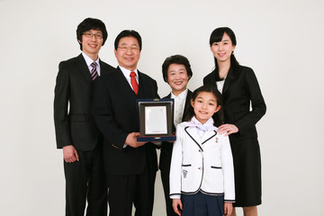 졸업식을 축하하는 3대 가족