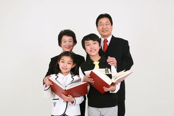 졸업식을 축하하는 3대 가족