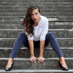 Ritratto di ragazza in ambiente urbano