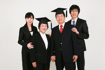 졸업식을 축하하는 3대 가족