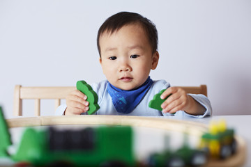 Kind spielt mit Modell-Eisenbahn 3