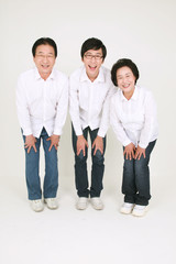 캐주얼 복장의 3대 가족