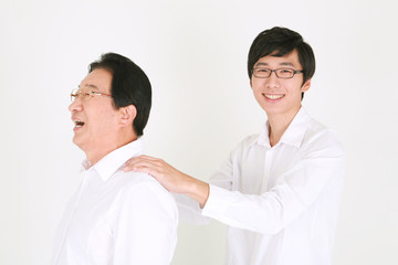 캐주얼 복장의 3대 가족