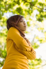 Naklejka premium Beautiful woman looking away in park
