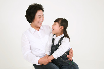 캐주얼 복장의 3대 가족