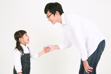 캐주얼 복장의 3대 가족