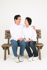 캐주얼 복장의 3대 가족
