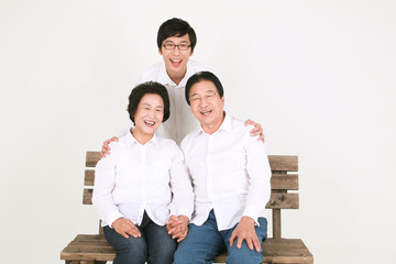 캐주얼 복장의 3대 가족