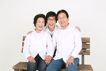 캐주얼 복장의 3대 가족