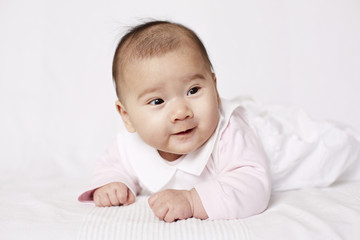 Baby auf dem Baum liegend 2