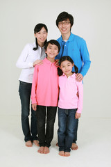 캐주얼 복장의 대가족