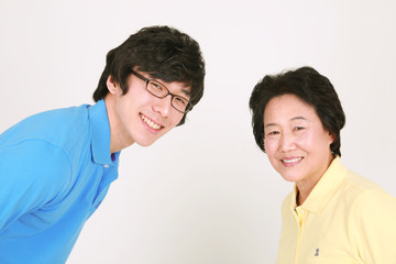 캐주얼 복장의 대가족