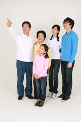 캐주얼 복장의 대가족