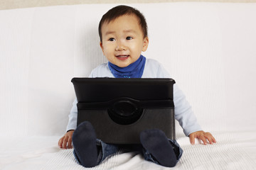 Kind spielt mit Tablet 02