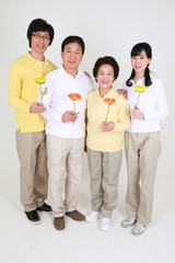 캐주얼 복장의 대가족