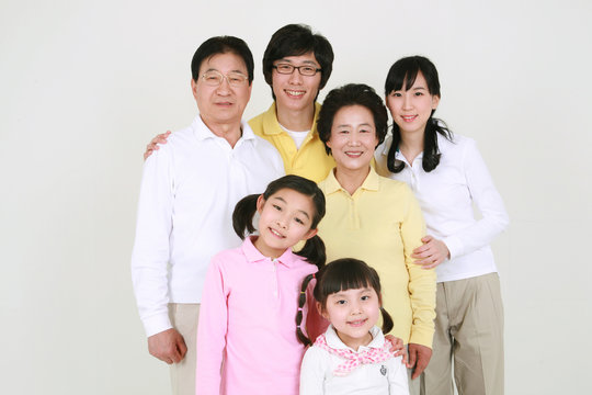 캐주얼 복장의 대가족