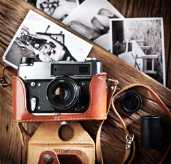 Old rangefinder camera and black-and-white photos. - obrazy, fototapety, plakaty