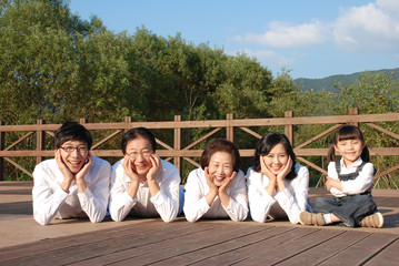 공원에서 행복한 대가족