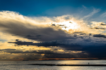 Fototapeta na wymiar Gewitterwolken am Strand von Marbella