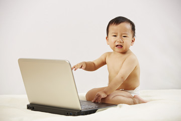 Kind sitzt vor dem Laptop 07
