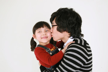 젊은 부부와 여자아이