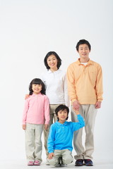 남자아이와 여자아이 함께 있는 부부