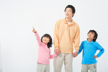 남자아이와 여자아이 함께 있는 부부