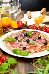 pizza mit salami und Kräuter