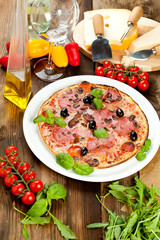 pizza mit salami und Kräuter