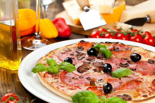 pizza mit salami und Kr&auml;uter