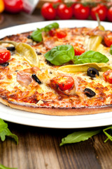 Leckere Pizza auf dem tisch 