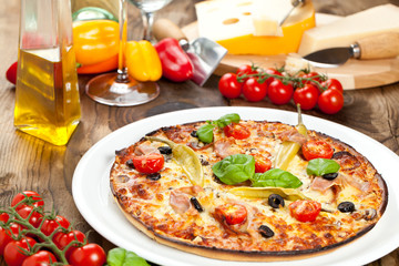 Leckere Pizza auf dem tisch 