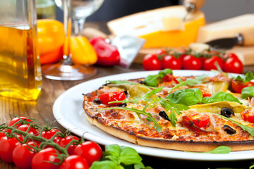 Leckere Pizza auf dem tisch 