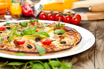 Leckere Pizza auf dem tisch 