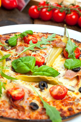 Leckere Pizza auf dem tisch 