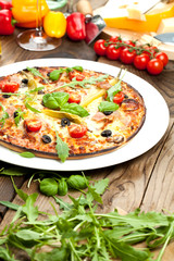 Leckere Pizza auf dem tisch 