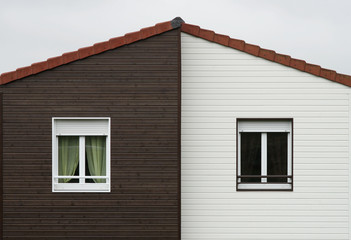 Giebel mit Fassadenplatten und zwei Fenstern mit Rollläden