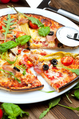 Leckere Pizza auf dem tisch 